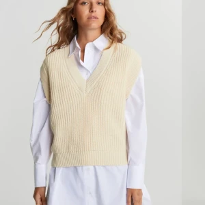 Stickad väst - Säljer denna superfina stickade västen från Gina tricot då den inte kommer till användning. Storlek M, men passar mig som är S 😇frakt tillkommer