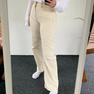 NA-KD Straight Fit Contrast Pants  - Helt oanvända NA-KD straight fit jeans, gräddvita (off white). Säljer för att jag har 2 par. Ordinarie pris 500kr, mitt pris 250kr. Frakten står köparen för. Skriv för mer info och bilder:) 