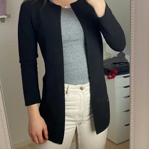 Only Svart lång blazer strl XS - Stilren svart, lång blazer från only. Använt mkt få ggr. 