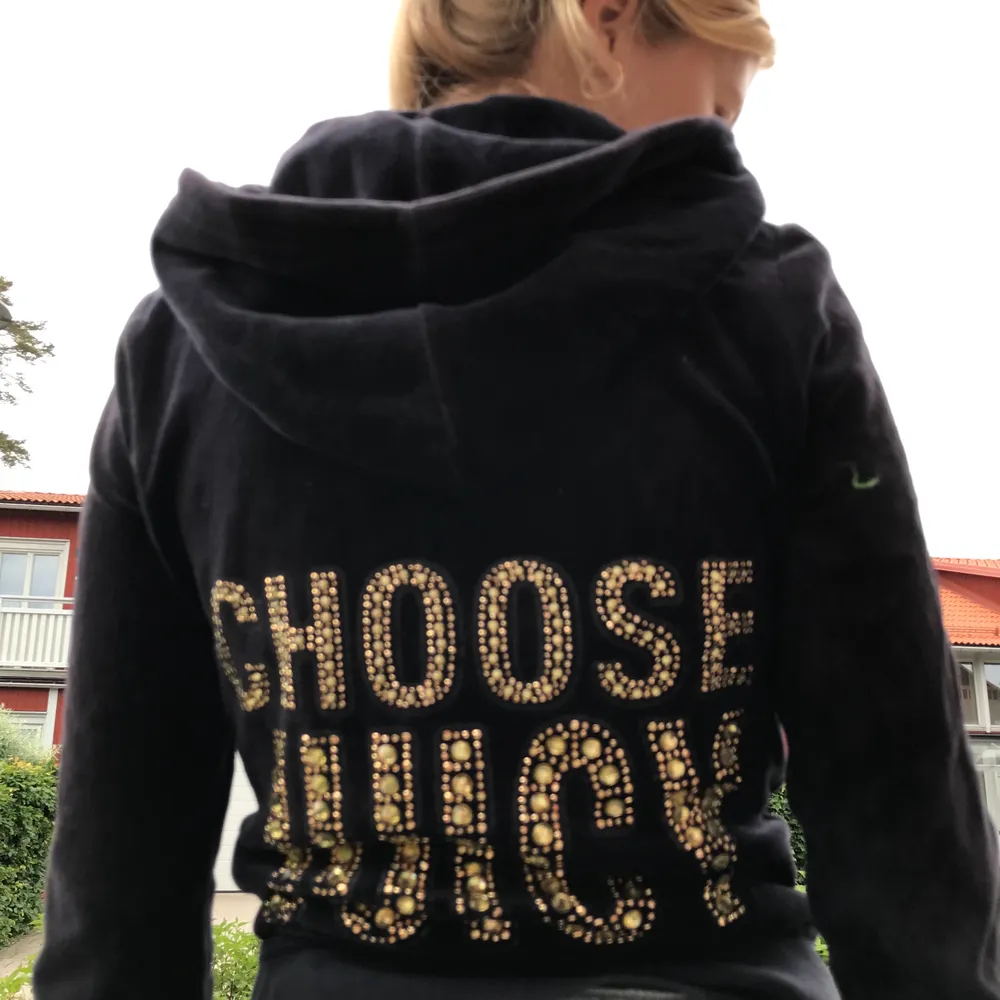 Världens finaste velour hoodie från juicy couture, äkta såklart! Inhandlad på NK för några år sedan! Det står ”choose juicy” på ryggen💜. Hoodies.