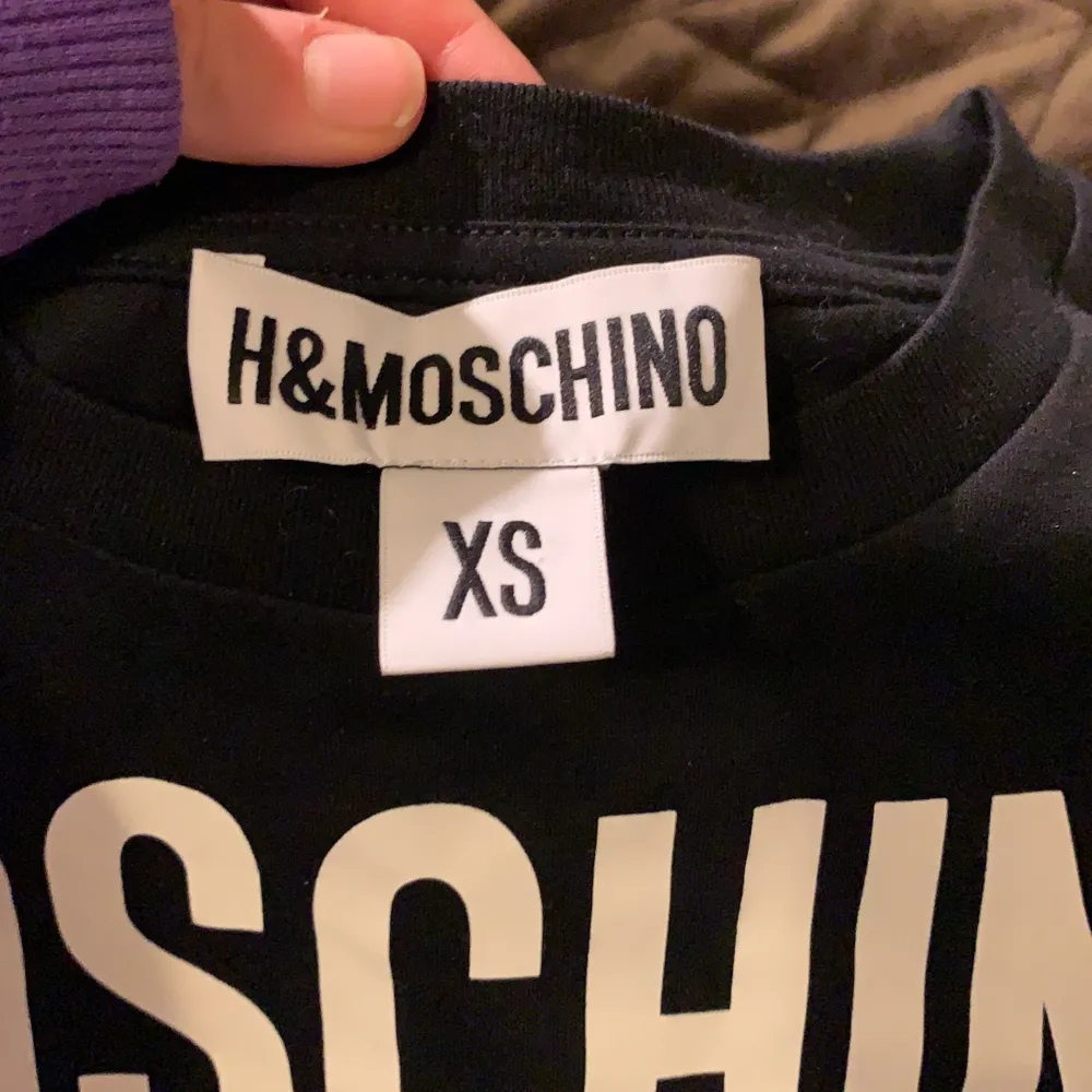 Jätte fin minutes edition t-shirt från H&M och Moschinos samarbete! Använd en gång och är i jätte fint skick. Inga spricknibgar. Kontakta mig vid intresse och buda i kommentarerna eller kontakta mig. T-shirts.