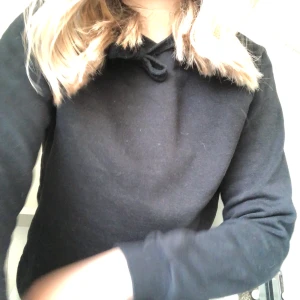 Hoodie  - Säljer denna svarta hoodien från gina. Super mysig och fin. Säljer då den inte kommer till användning, men i fint skick. Nypris 299kr Mitt pris 100kr+frakt💕