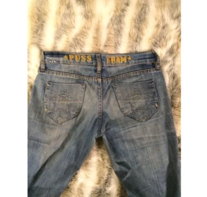  - Underbara Puss&Kram jeans, små i storleken och snyggt jeansnötta, raka ben, passar en S