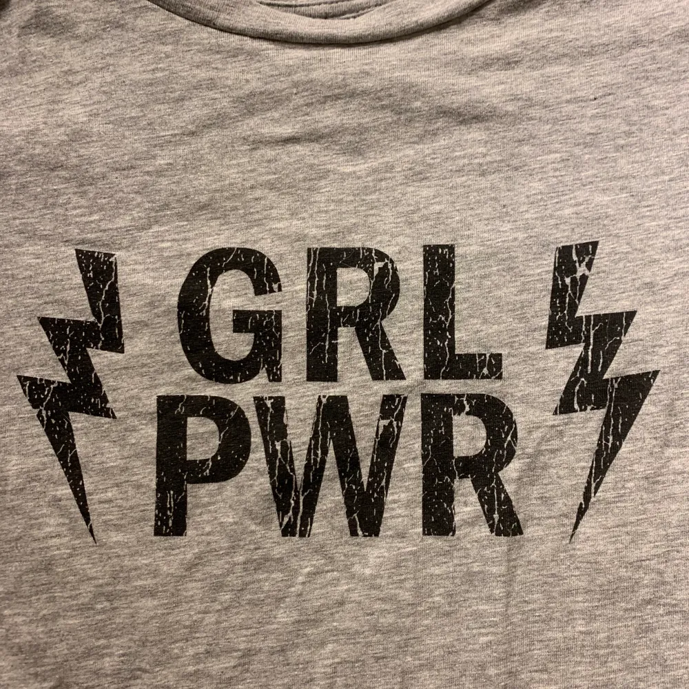 Grå tajt t-shirt med texten ”GRL PWR” på framsidan. Storlek s, men passar även en xs. Köpt på hm. 50kr+ frakt. T-shirts.