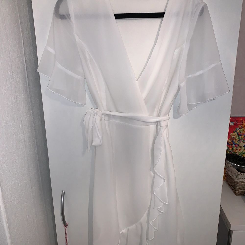 En superfin vit klänning från sisterspoint endast använd en gång. Säljer den då den inte kommer till användning. . Klänningar.