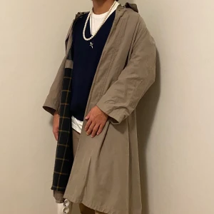 Bugatti Kappa - Gammel farfars funktionella kappa från Bugatti. Har extra lager för att hålla värmen och fodret går även att ta loss ifall det blir för varmt. Den är superfin och bra skick trots åldern. Köparen står för frakt, mötesplats kan diskuteras😚✌🏽