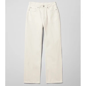Jeans  - Säljer mina vida vita jeans från weekday i modellen rowe som är helt slutsålda🥰 de är i nyskick 
