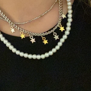Halsband med stjärnor - Handgjort halsband i silver med guld & silver stjärnor💘 Frakt 11kr🥰 Fler smycken på insta @sthlm.jewelry💜