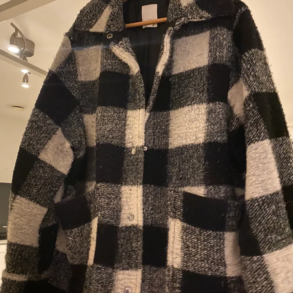 Rutig jacka från H&M i woolblend material. Använd under en vinter. Storlek L. . Jackor.