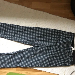 Hm byxor/leggings storlek 36 - Helt nya mönstrade byxor/leggings i storlek 36. Aldrig använda. Mönstret är med mörkblå/vit/svart/orange färg. Inga fickor på dessa🦋🌟🌟