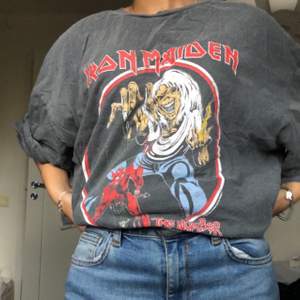 Tunn t-shirt med Iron Maiden tryck på, köpt på Urban Outiftters förra vintern, har använts endast vid ett tillfälle, och är därför i nyskick! Storleken är i L-XL då jag ville ha den oversized men kan klippa och sy in om det är ett önskemål:)✨🌸observera att priset höjs då! Möts upp i Stockholm eller köpare står för frakt