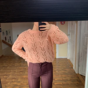 Stickad tröja - 80kr  - Säljer denna aprikosfärgade tröja ifrån bikbok i xs! Knappt använd och därav säljs den🦋