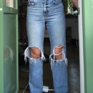 Nakd jeans  - Köpte dessa på Plick i somras, var dock alldeles för små för mig, så tänker att jag säljer vidare de, första bilden är lånad från förra säljaren. Köpte de för 500 kr, har för mig att de är slutsålda på nakd. Köparen står för frakten🥰❤️