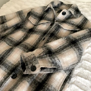 Rutig oversized jacka - Säljer min rutiga jacka då den inte längre kommer till användning, den är i storlek XS men passar definitivt både XS, S och möjligtvis M (beroende på hur man vill att den sitter). Jag är vanligtvis storlek S och denna var lagom oversized på mig. Har inga bra bilder när jag bär jackan så jag snodde en bild från internet, men om ni skulle vilja ha fler bilder är det bara o skriva! 