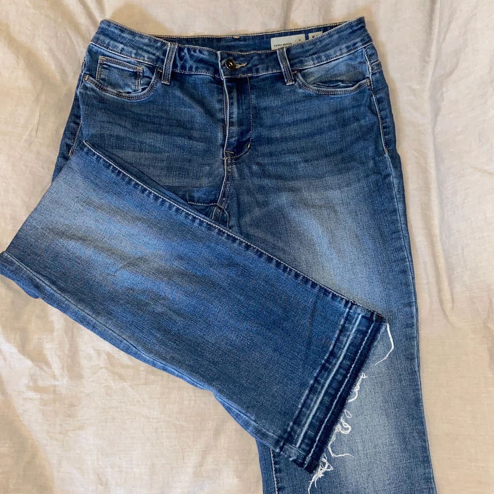 Skitsnygga blåa jeans från Vero Moda. Perfekt passform och stretchiga! Skitsnygga och simpla! Tveka ej på att fråga om bilder, eftersom de är såpass stretchiga passar de mellan S-L. Jeans & Byxor.