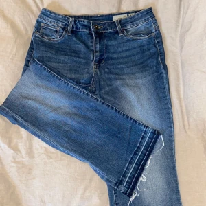 Jeans blå - Skitsnygga blåa jeans från Vero Moda. Perfekt passform och stretchiga! Skitsnygga och simpla! Tveka ej på att fråga om bilder, eftersom de är såpass stretchiga passar de mellan S-L