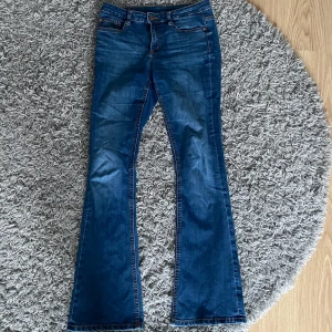 BOOTCUT - Assnygga bootcut jeans från cubus i storlek 28, sitter som en xs/s. Aldrig använda så dom är i toppskick! 100 kr + frakt 🚚 