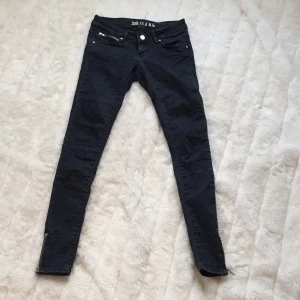  - Mörkblåa skinnyjeans i stretch från Never denim som finns på Bikbok. 