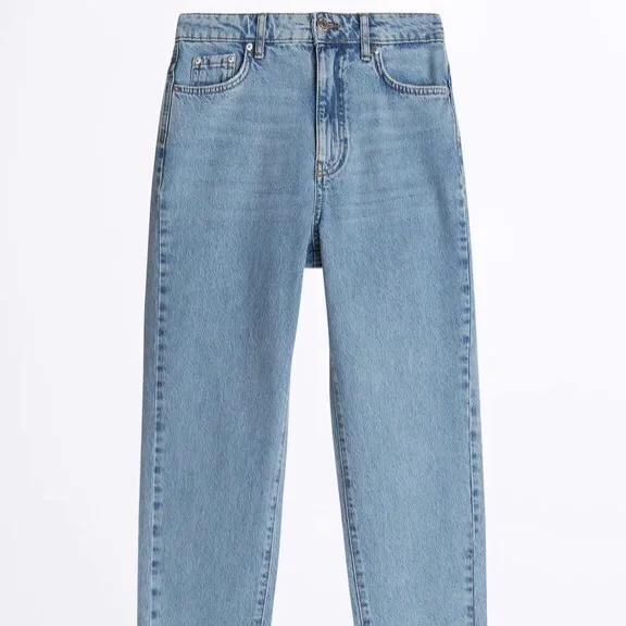 Vanliga blå mom jeans från Gina tricot, säljer pga att de är för små. Har de i både storlek 34 och 36. 150kr+frakt💙. Jeans & Byxor.