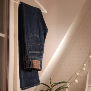 Jeans  - Ett par jättefina mörkblå jeans från märket Crocker, köpta på Beyond Retro. De är märkta som storlek W:28 L:32, men skulle säga att de mer är W:24-25.  De är mer mörklå i verkligheten (fotade i dåligt ljus hehe), köparen står för frakten. Bara å skriva om nån har frågor eller vill ha bättre bilder🥰🥰