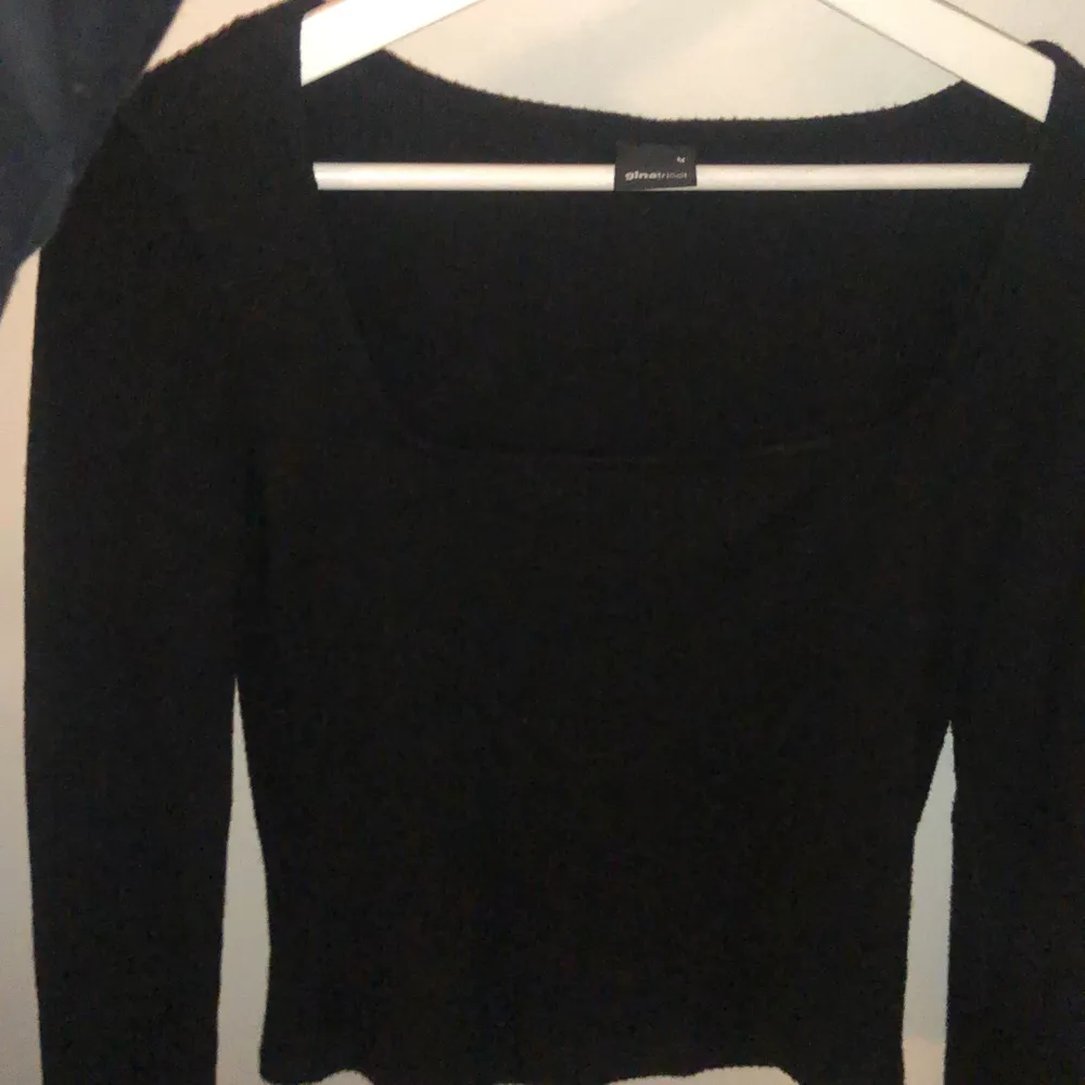 En jätte fin svart urringad tröja från Gina tricot st M aldrig använd i ett jätte fint sick helt ny tvättad med (du står för frakten)💞. Tröjor & Koftor.
