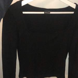 En jätte fin svart urringad tröja från Gina tricot st M aldrig använd i ett jätte fint sick helt ny tvättad med (du står för frakten)💞