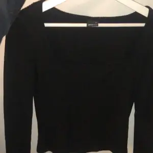 En jätte fin svart urringad tröja från Gina tricot st M aldrig använd i ett jätte fint sick helt ny tvättad med (du står för frakten)💞