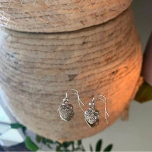 Örhängen  - Fina hemmagjorda örhängen 50kr frakten är inräknad i priset 💖