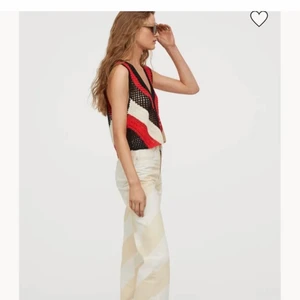 Vit och beige/gul (?) randiga jeans från studio hm 2020 - Inköpta under förra sommaren för 600 och har legat i garderoben sedan dess, så tyvärr aldrig använda. Personen på bild 2 är 173cm och har vanligtvis cirka 36/38 i byxor🥰