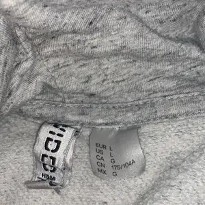 Säljer en grå cropad hoodie stl: L men passar mer m skulle jag säga.         Buda pris 