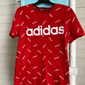 T-shirt - En röd adidas t-shirt i nyskick, endast använd en enstaka gång! ✨