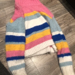 Randig oversize polo - Jätte mysig och skön oversize polo tröja från bikbok, nästan aldrig använd 