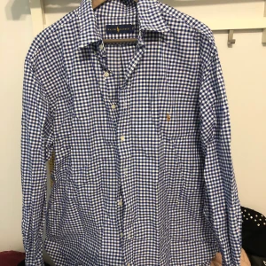 Ralph Lauren skjorta 1XB / 3XL - Ralph lauren skjorta 1XB/3XL. I princip oanvänd 9/10 i skick. Vid köp av flera varor går priset att diskutera. Köpare står för frakten (PostNord skicka lätt 63kr upp till 1kg). För mer detaljer, skriv. 