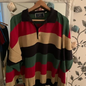 Snygg vintage tröja  - Säljer denna URSNYGGA vintage tröjan, vet inte riktigt vad man ska kalla den dock?? Riktigt snygg iaf fast används tyvärr inte så ofta. Bud ligger på 170kr