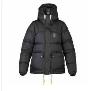 SÖKER - Söker en svar/marinblå fjällräven jacka i storlek XS/S så skriv till mig om ni säljer en!