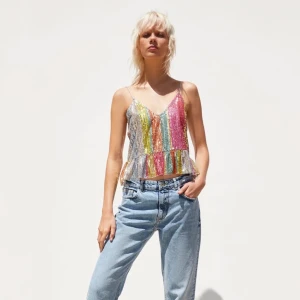 Topp med paljetter  - Säljer nu min fina topp från zara, använd 2-3 gånger. Alla paljetter är kvar mm. Kommer endast kunna frakta för tillfället! Skriv till mig för fler bilder, pris mm💞