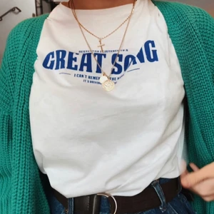 Vit t shirt  - Skön vit t shirt från bikbok med mörkblått tryck