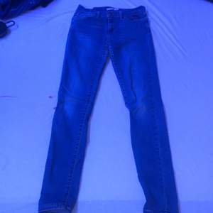 Ett par jätte fina skinny Levis jeans lågmidjiade st 28 färgen jeans blåa andvända ett par gånger dom har gått sönder lite vid sidorna men det kan fixas om ni vill😊 (Du står för frakten)