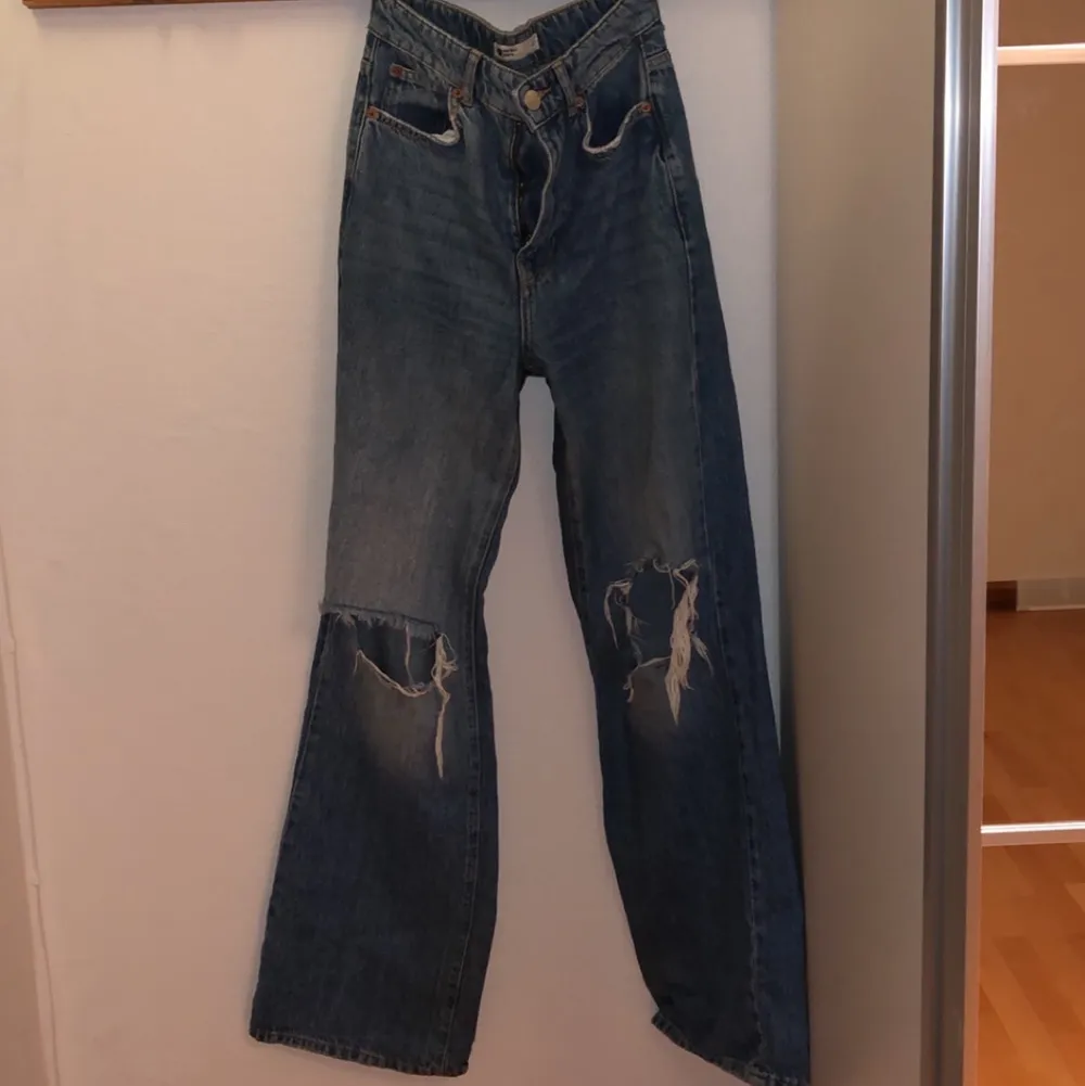 Så fina långa jeans ifrån Gina tricot. Är 165 och de går under mina fötter, så fina men har fööör många jeans. Nypris 599kr säljer för 150kr. Jeans & Byxor.