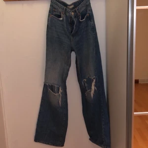 Mom jeans - Så fina långa jeans ifrån Gina tricot. Är 165 och de går under mina fötter, så fina men har fööör många jeans. Nypris 599kr säljer för 150kr