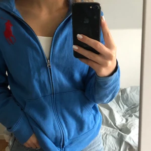 Zip hoodie - En superfin blå zip hoodie från Ralph lauren. Urtvättad med gott skick. Köparen står för frakt🥰