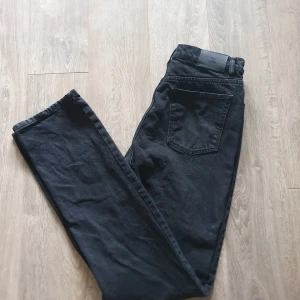 Jeans från Nelly - Svarta jeans från nelly. Storlek 38 med lite längre ben som ni ser på bilden från hemsidan. Använda fåtal gånger av en kompis pga fel storlek för mig. Är 171cm och byxorna är långa på mig. Köpta för 599:- säljer för 250:- men priset kan diskuteras vid snabbt köp :)