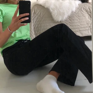 Levis jeans Bootcut - Superfina basic svarta Levis jeans som sitter sjukt bra! Använda några gånger men ser ut som nya. 715 bootcut jeans nypris 999kr