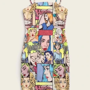 Sommar klänning💖 - En knäkort klänning med serietidnings mönster på💖 jätte fin och väldig bekväm! Användes några gånger i våras och somras annars är den orörd💕 inga slitningar eller hål eller liknande, köparen betalar frakt📦