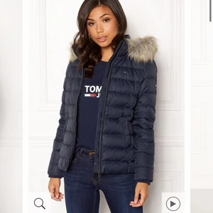 Tommy jeans jacka  - Hej! Säljer min (äkta) Tommy jeans jacka som jag köpte för några veckor sedan, enbart testat och i nyskick. Jackan är väldigt formgivande, sitter bra och är super mjuk och varm utan att vara pösig och stor. Jackan är köpt på bubbleroom för 2199kr, färgen heter 002 black iris men är snarare åt det blåa hållet än det svarta, som på första bilderna. Vid frågor eller bud får ni gärna dm.a mig. Fraktas med möjlighet att spåra paketet eller möts upp i Norrköping. 💙Bud just nu på 900kr💙 Avslutas 6.e Jan 20:00 