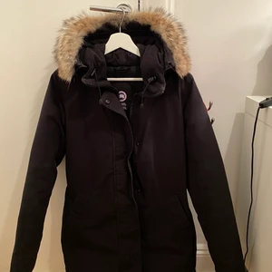 Canada goose victoria - Säljer min äkta canada goose i modellen victoria. Jackan är i storlek S och i toppskick. Kvitto samt tag finns kvar! Priset kan diskuteras 