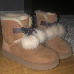 Uggs - Säljer mina super söta uggs då dom tyvärr inte har kommit till användning. Dom är bara använda ett antal gånger
