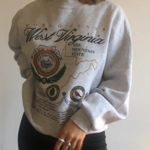 Perfekt collegetröja  - Super fin och mysig tröja med najs tryck! I fint skick! Storlek XS/S/M beroende på hur man vill ha passformen (jag har storlek S)✨ frakt tillkommer eller möts upp i Stockholm C✨✨