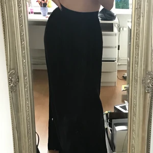 Lång kjol från Boohoo - Svart långkjol från Boohoo! Elastiskt band i midjan, jag är 162 cm lång :-) 