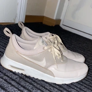 Nike skor - Air Max Thea  - Nike skor, använda några fåtal gånger. Lite slitna och smutsiga men är i bra skick utöver det! 